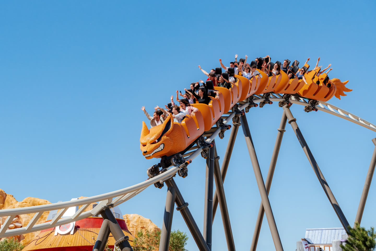 Le coaster Kyûbi Unchained en pleine descente, où les virages serrés génèrent une forte force centrifuge