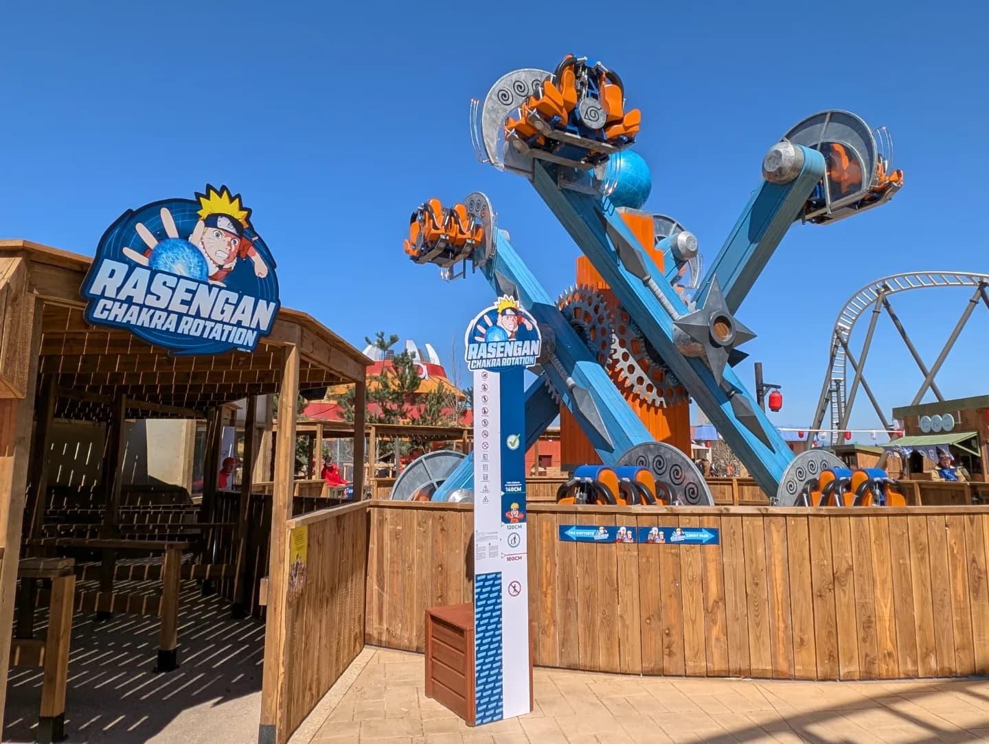 L'entrée de l'attraction Rasengan Chakra Rotation, avec son totem indiquant les restrictions de taille