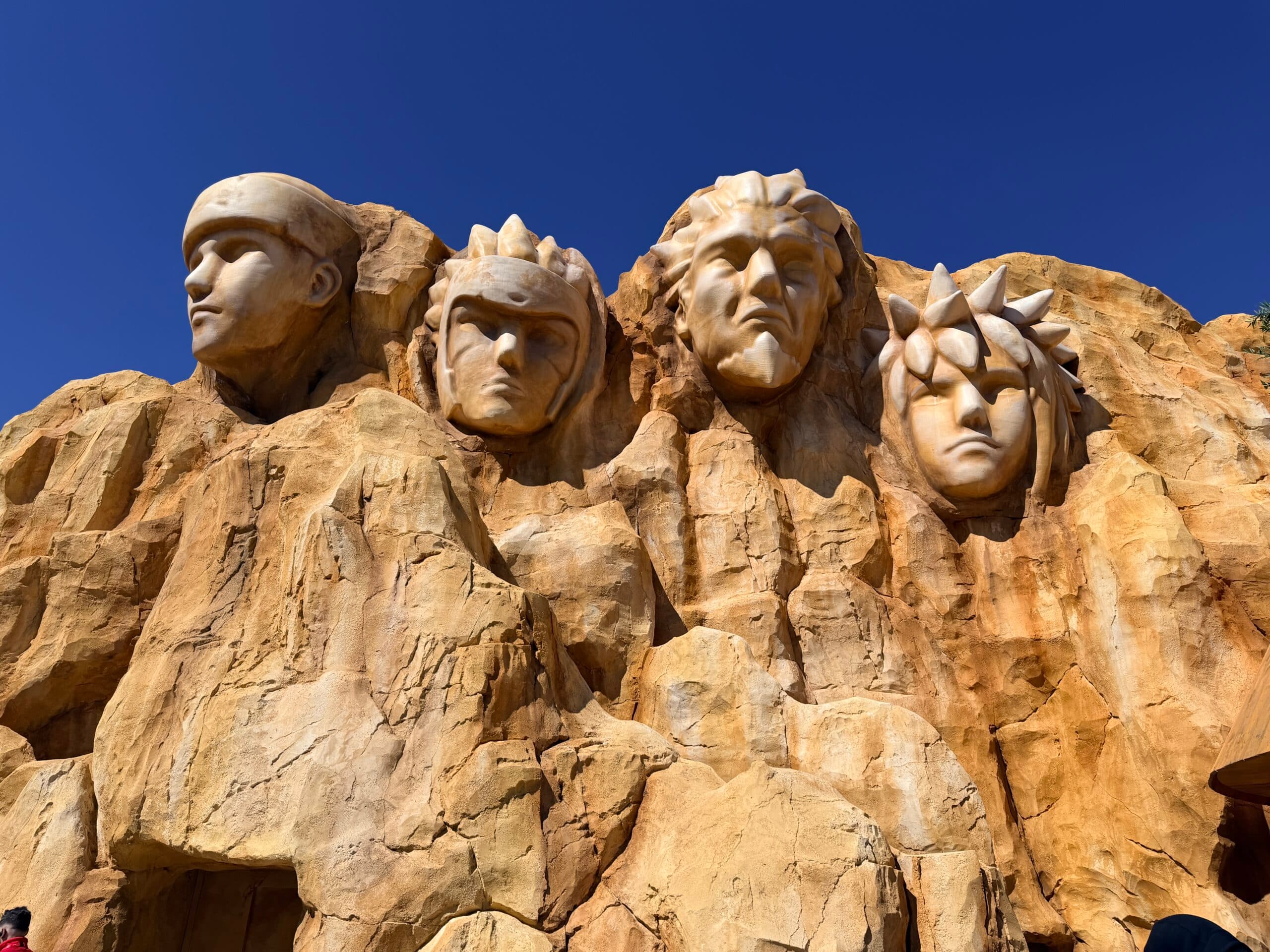 Le Monument des Hokage, pièce maîtresse de la scénographie du Konoha Land